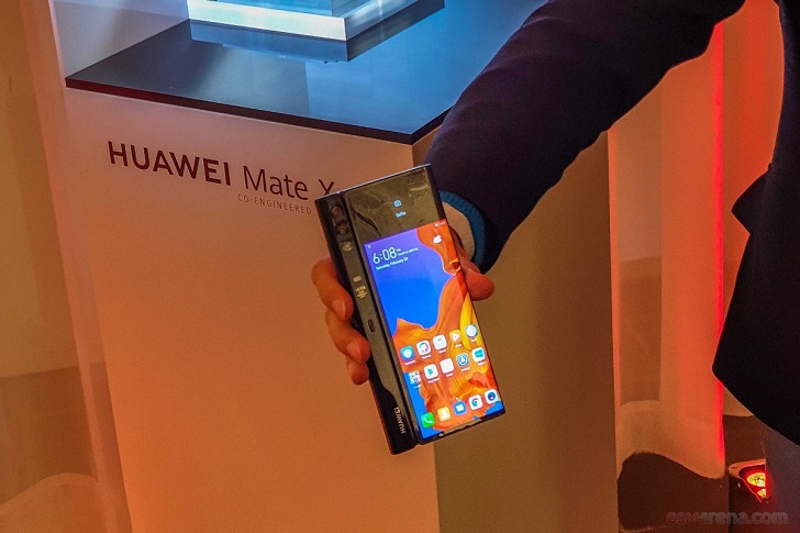 Сгибаемый смартфон Huawei Mate X представлен официально