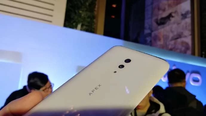 Vivo Apex 2019 позирует на реальных фотографиях